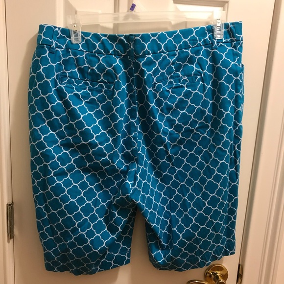 St. John’s Bay 18W knee length shorts - Picture 2 of 2